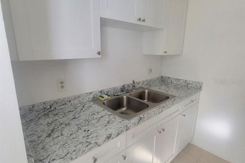 House in New Port Richey, Florida 1 bedroom, 50.17 sq.m. № 2221801 - photo 6