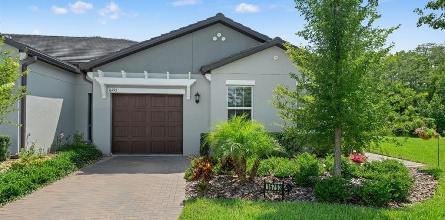 House in Land O' Lakes, Florida 2 bedrooms, 150.04 sq.m. № 1881115