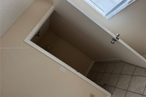 Condo in Dania Beach, Florida, 2 bedrooms  № 2010515 - photo 2