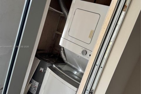 Condo in Dania Beach, Florida, 2 bedrooms  № 2010515 - photo 6