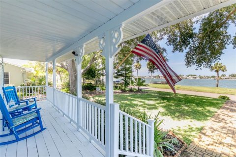 House in Saint Petersburg, Florida 4 bedrooms, 210.89 sq.m. № 2150828 - photo 6