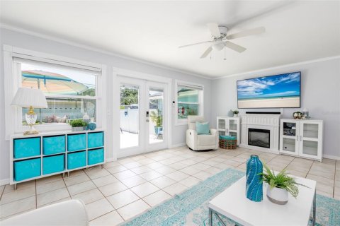 House in Saint Petersburg, Florida 4 bedrooms, 210.89 sq.m. № 2150828 - photo 24