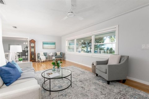House in Saint Petersburg, Florida 4 bedrooms, 210.89 sq.m. № 2150828 - photo 10