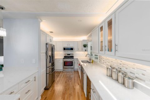 House in Saint Petersburg, Florida 4 bedrooms, 210.89 sq.m. № 2150828 - photo 15