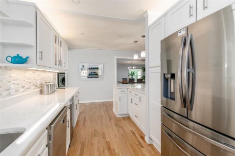 House in Saint Petersburg, Florida 4 bedrooms, 210.89 sq.m. № 2150828 - photo 18