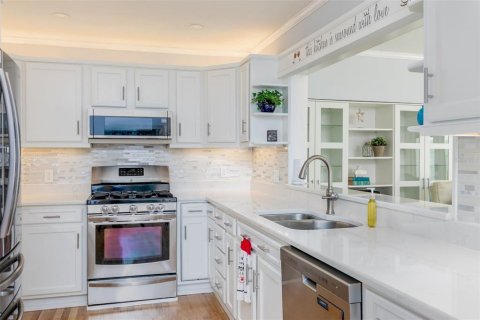 House in Saint Petersburg, Florida 4 bedrooms, 210.89 sq.m. № 2150828 - photo 17
