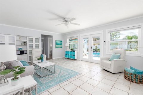 House in Saint Petersburg, Florida 4 bedrooms, 210.89 sq.m. № 2150828 - photo 23