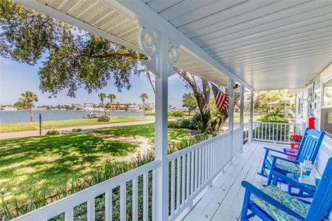 House in Saint Petersburg, Florida 4 bedrooms, 210.89 sq.m. № 2150828 - photo 7