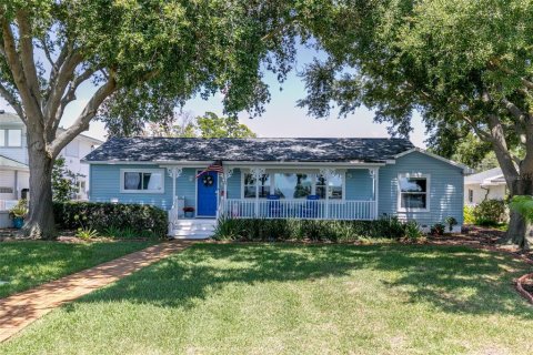 House in Saint Petersburg, Florida 4 bedrooms, 210.89 sq.m. № 2150828 - photo 3