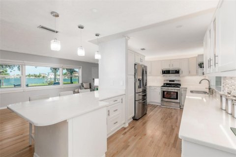 House in Saint Petersburg, Florida 4 bedrooms, 210.89 sq.m. № 2150828 - photo 14