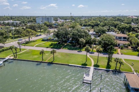 House in Saint Petersburg, Florida 4 bedrooms, 210.89 sq.m. № 2150828 - photo 9
