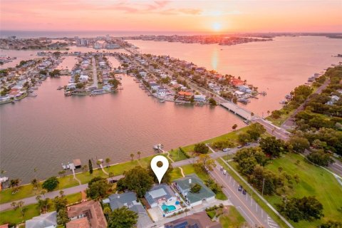 House in Saint Petersburg, Florida 4 bedrooms, 210.89 sq.m. № 2150828 - photo 5
