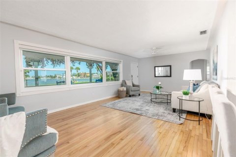 House in Saint Petersburg, Florida 4 bedrooms, 210.89 sq.m. № 2150828 - photo 12