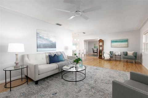 House in Saint Petersburg, Florida 4 bedrooms, 210.89 sq.m. № 2150828 - photo 11