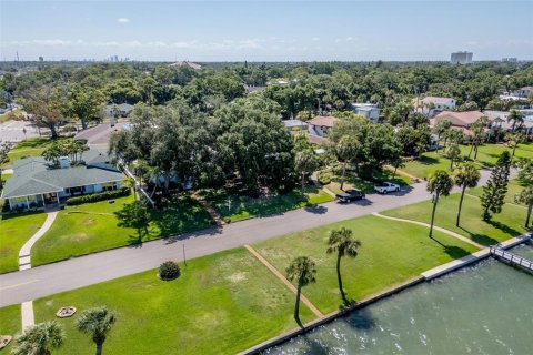 House in Saint Petersburg, Florida 4 bedrooms, 210.89 sq.m. № 2150828 - photo 8