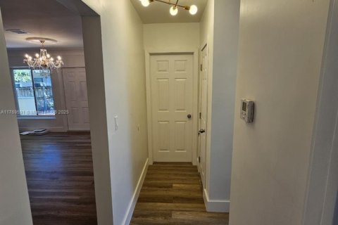 House in Miami Beach, Florida 4 bedrooms, 151.43 sq.m. № 1867798 - photo 18