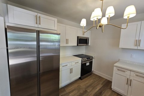 House in Miami Beach, Florida 4 bedrooms, 151.43 sq.m. № 1867798 - photo 17