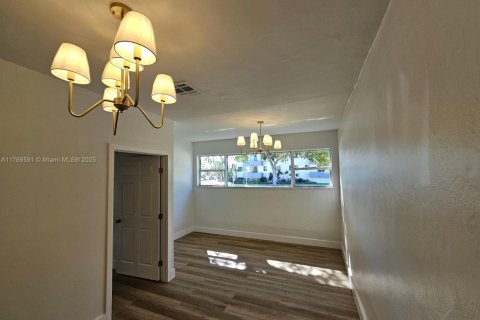 House in Miami Beach, Florida 4 bedrooms, 151.43 sq.m. № 1867798 - photo 26