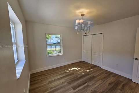 House in Miami Beach, Florida 4 bedrooms, 151.43 sq.m. № 1867798 - photo 10