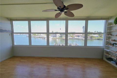 Condo in South Pasadena, Florida, 2 bedrooms  № 1787967 - photo 13