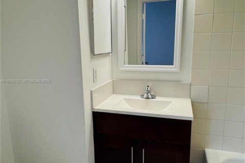 Снять в аренду квартиру в Санрайз, Флорида 3 спальни, 130.9м2, № 1991903 - фото 13