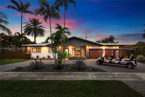 House in Fort Lauderdale, Florida 3 bedrooms, 179.86 sq.m. № 2289986