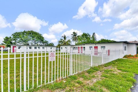 Appartement à louer à Miami, Floride: 3 pièces, 32.52 m2 № 2338487 - photo 2