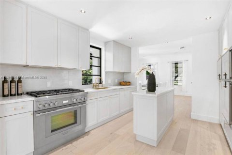 House in Miami Beach, Florida 5 bedrooms, 274.53 sq.m. № 1888759 - photo 10