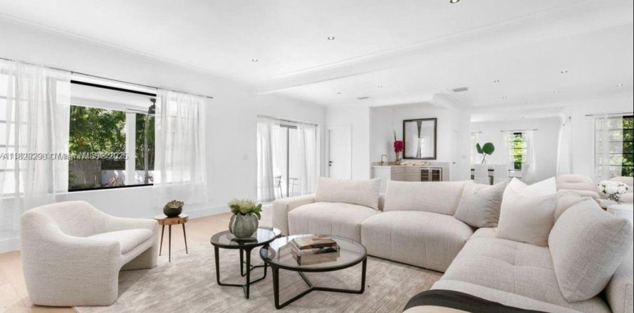 House in Miami Beach, Florida 5 bedrooms, 274.53 sq.m. № 1888759