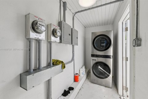 Снять в аренду коммерческую недвижимость в Корал-Гейблс, Флорида 1 спальня, 163.97м2, № 1987528 - фото 7