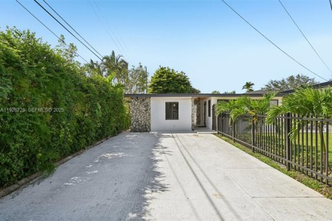 Снять в аренду коммерческую недвижимость в Корал-Гейблс, Флорида 1 спальня, 163.97м2, № 1987528 - фото 8