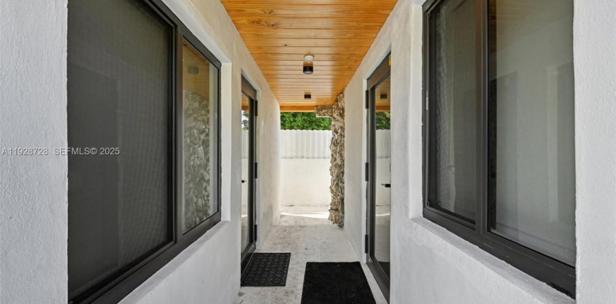 Коммерческая недвижимость в Корал-Гейблс, Флорида 1 спальня, 163.97м2 № 1987528