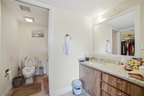 Condo in West Palm Beach, Florida, 2 bedrooms  № 2176093 - photo 16
