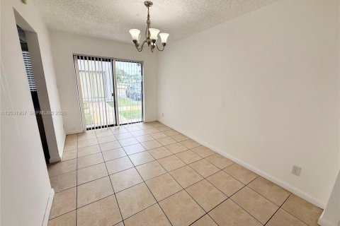 Touwnhouse à louer à Lauderhill, Floride: 2 chambres, 94.76 m2 № 2085277 - photo 3