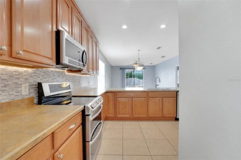 House in Sorrento, Florida 4 bedrooms, 189.71 sq.m. № 1820755 - photo 14