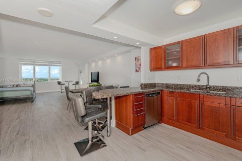 Купить кондоминиум в Майами-Бич, Флорида 70.61м2, № 1674417 - фото 1