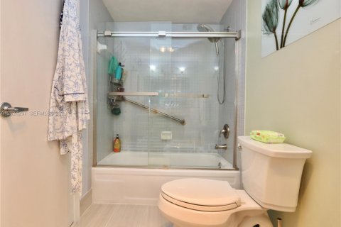 Condo in Hollywood, Florida, 2 bedrooms № 2169013 - photo 21