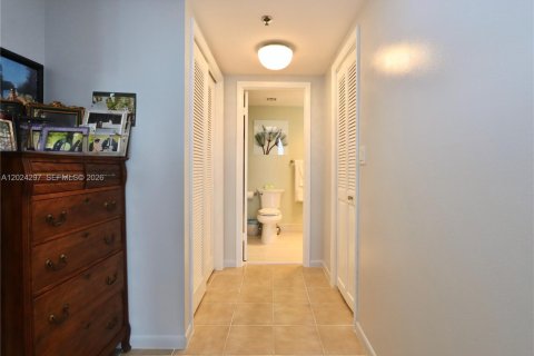 Condo in Hollywood, Florida, 2 bedrooms № 2169013 - photo 19