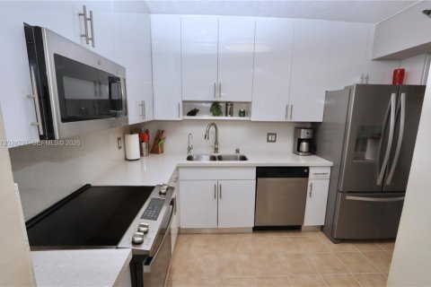 Condo in Hollywood, Florida, 2 bedrooms № 2169013 - photo 10