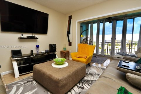 Condo in Hollywood, Florida, 2 bedrooms № 2169013 - photo 3