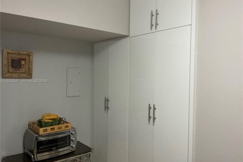 Condo in Hollywood, Florida, 2 bedrooms № 2169013 - photo 13