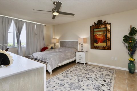 Condo in Hollywood, Florida, 2 bedrooms № 2169013 - photo 18