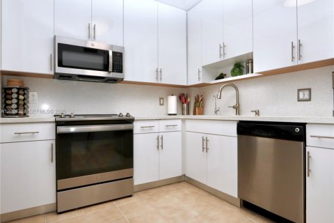Condo in Hollywood, Florida, 2 bedrooms № 2169013 - photo 11