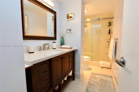 Condo in Hollywood, Florida, 2 bedrooms № 2169013 - photo 16