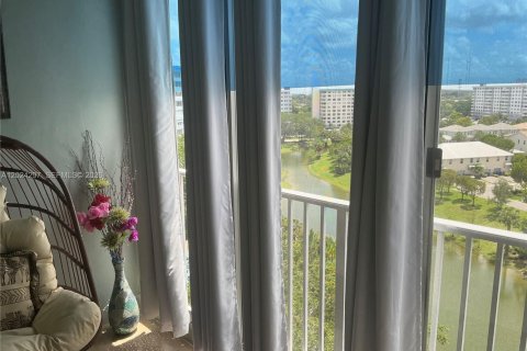 Condo in Hollywood, Florida, 2 bedrooms № 2169013 - photo 5