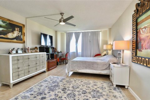 Condo in Hollywood, Florida, 2 bedrooms № 2169013 - photo 17