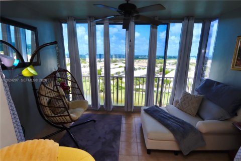 Condo in Hollywood, Florida, 2 bedrooms № 2169013 - photo 24