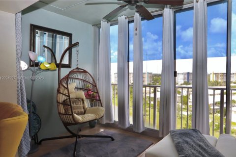 Condo in Hollywood, Florida, 2 bedrooms № 2169013 - photo 23