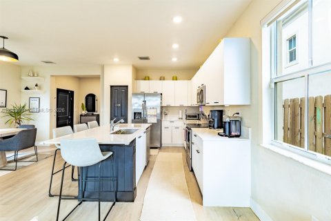 Casa en venta en Miami, Florida, 4 dormitorios, 195.75 m2 № 2029985 - foto 10