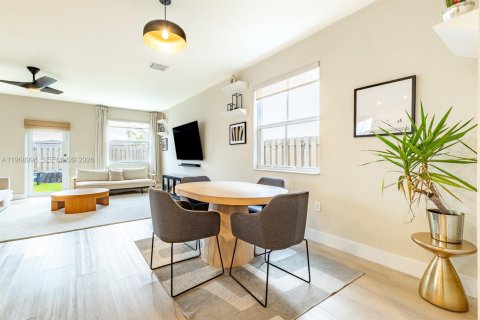 Casa en venta en Miami, Florida, 4 dormitorios, 195.75 m2 № 2029985 - foto 5